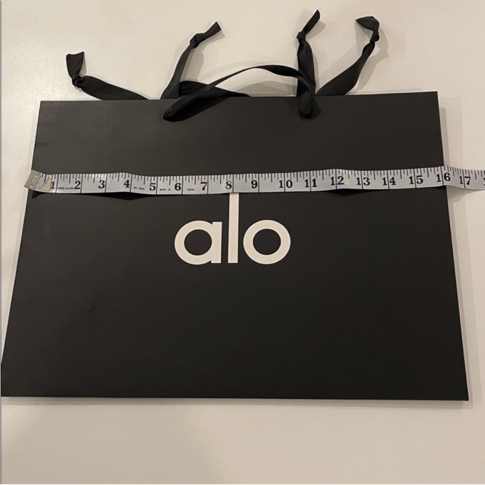 ALO Yoga Black Shoulder Bag - Picture 3 of 4